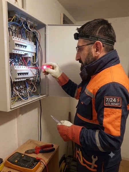 Nusaybin elektrikçi Ali Usta kontrol kalemi ile sigorta kutusu arıza tespiti yapıyor